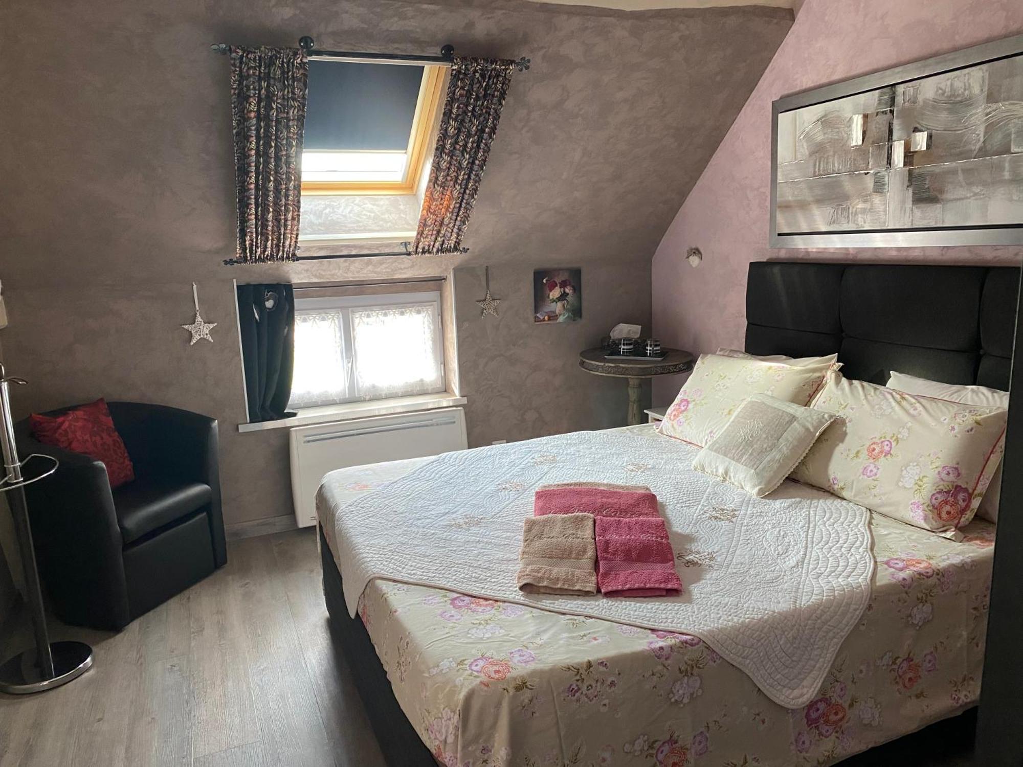 Une Parenthese Fleurie La Heuniere Bagian luar foto